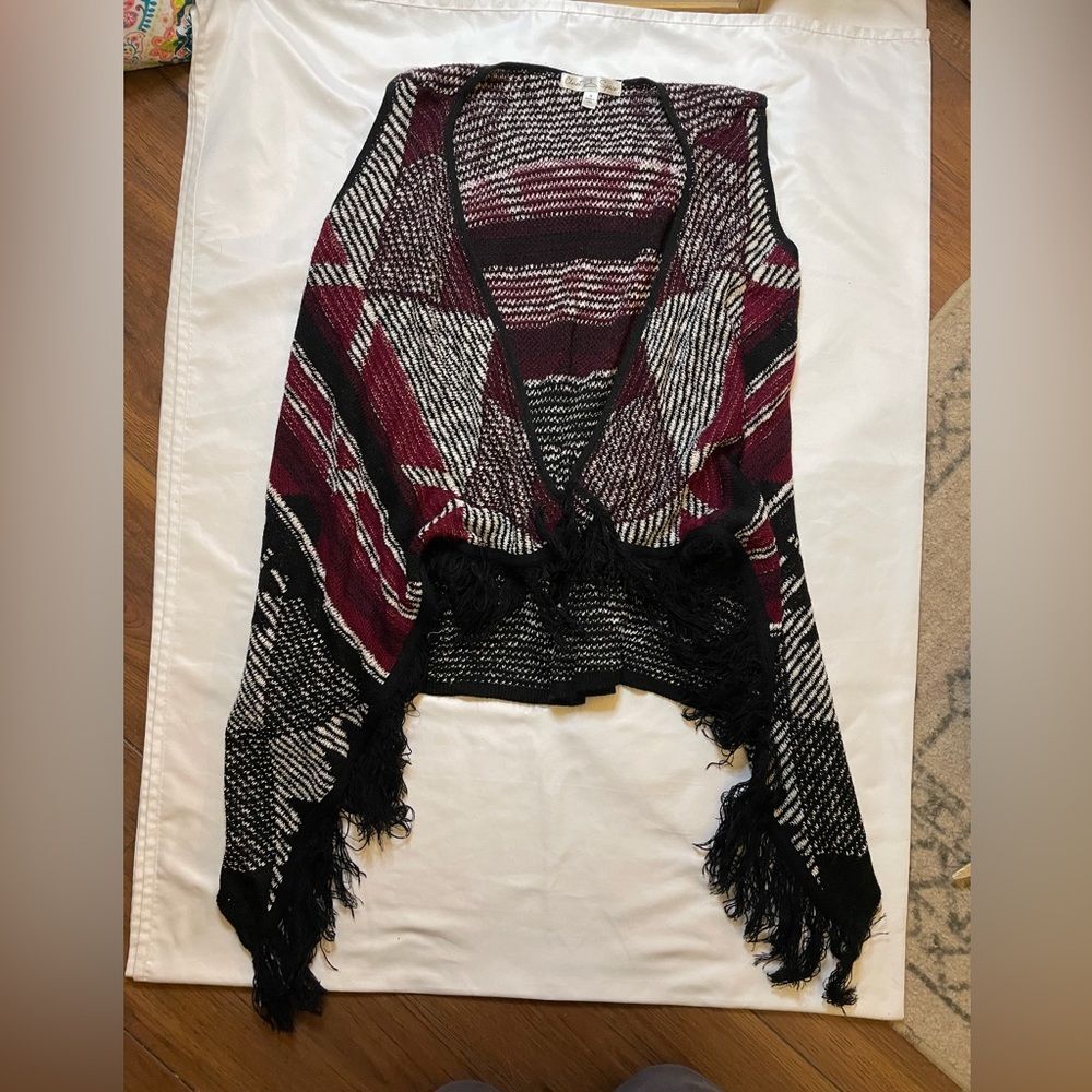 Closet Space size medium black/red knitted cardigan vest